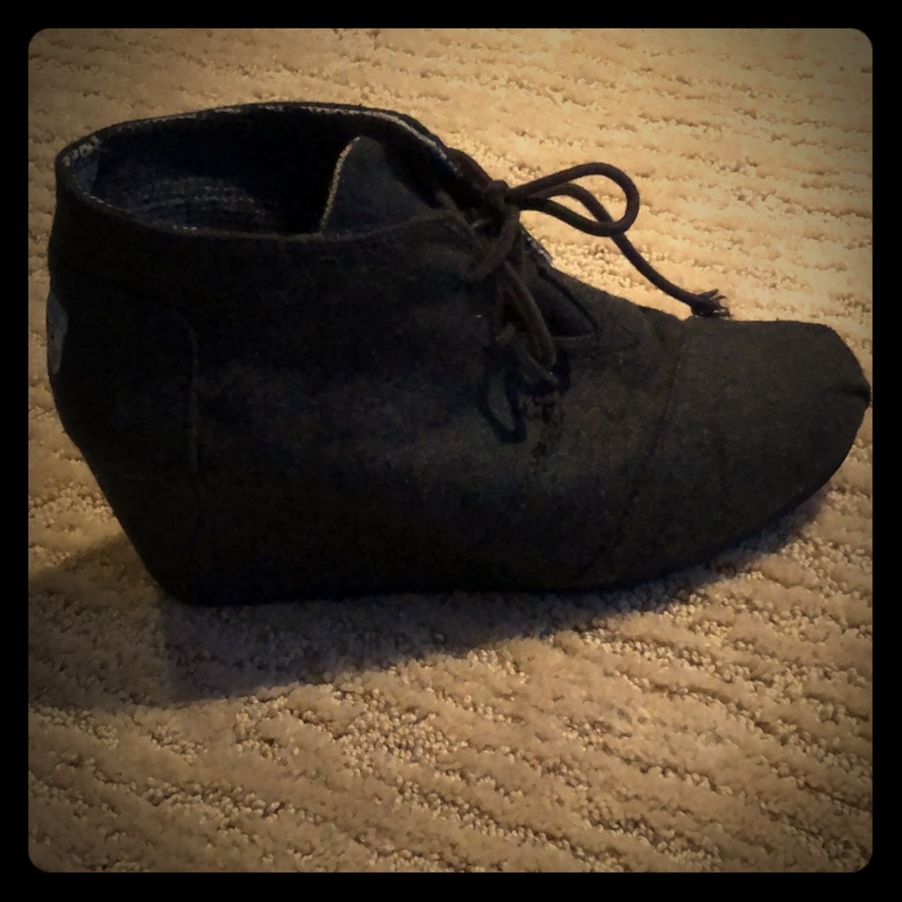 Toms gray fabric wedge, size 8M